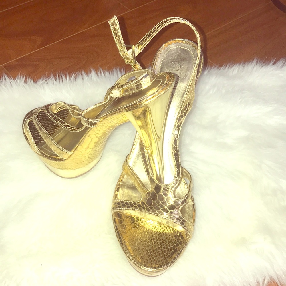 Golden pumps Rouge Helium